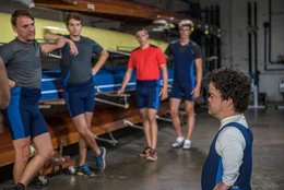 Tom (Jordan Prentice) und seine Rudermannschaft