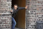 Semir (Erdogan Atalay) will mit der Polizeikollegin Lanz und Kress aus der Polizeistation fliehen, doch sie werden von Aigners M&auml;nnern verfolgt und beschossen...