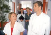 Nikola (Mariele Millowitsch, li.) und Schmidt (Walter Sittler) sind sich das erste Mal einig: Die neue &Auml;rztin Dr. Steiner (Bettina Hauenschild, hi.li.) ist eine Schreckschraube! (hi.re. Petra Zieser als Frau Springer)