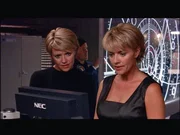 Carter (Amanda Tapping, li.) und ihr Replikant suchen nach einer M&ouml;glichkeit, die Waffe zu modifizieren...