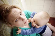 Mama Lucy (Rosalie Thomass) mit ihrem Baby auf dem Arm.