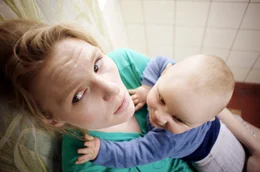 Mama Lucy (Rosalie Thomass) mit ihrem Baby auf dem Arm.
