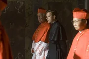 Der Papst ist tot, das Konklave zur Wahl eines neuen Pontifex hat eben begonnen. Die Staatsgesch&auml;fte ruhen kommissarisch in den H&auml;nden des "Camerlengos" (Ewan McGregor, M.). W&auml;hrend das Kardinalskollegium im Wahlstress ist, werden Kardinal Strauss (Armin Mueller-Stahl, l..) und drei weitere Kardin&auml;le von den Illuminati entf&uuml;hrt ...