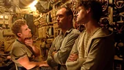 Gittens (Branwell Donaghey, li.) Captain Robinson (Jude Law) und Tobin (Bobby Schofield, re.)