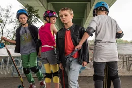 Ein neuer Freund oder nur ein Angeber? Michi (Luis Vorbach, 2.v.r.) hat seine neuen Freunde Bastian (Lorenz Breckner, l.), Katja (Ella Frey, 2.v.l.) und Luca (Lino E. Zachmann, r.) von seiner tollen eigenen Wohnung erz&auml;hlt. Die wollen sich jetzt selbst vom Wahrheitsgehalt der Geschichte &uuml;berzeugen und entwenden Michi kurzerhand den Schl&uuml;ssel.