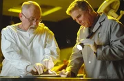 Gil Grissom (William Petersen, r.) und Doc Robbins (Robert David Hall) haben die Ratte gefangen und erhoffen sich mit dessen Hilfe mehr &uuml;ber den Tod des Opfers zu erfahren.
