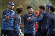 Ein spannendes Spiel l&auml;sst die Emotionen auf dem Feld &uuml;berkochen. Am Spielfeldrand stehen die franz&ouml;sischen Freunde der Spieler, die sie auf Paschtunisch anfeuern: &bdquo;Shabash! Shabash! Auf geht's, Jungs!&ldquo;