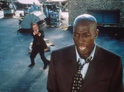 Unerbittlich jagt Marshal Samuel Gerard (Tommy Lee Jones, li.) den H&auml;ftling Mark Roberts (Wesley Snipes).