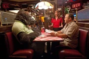 Gorilla Bernie (l.) wollte unbedingt einmal im TGI Fridays essen gehen. Griffin Keyes (Kevin James) erf&uuml;llt seinem Freund diesen Wunsch und die Kellnerin (Jackie Sandler) ist fassungslos.