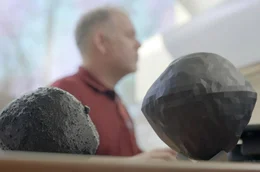 Wie entstand Leben auf der Erde? In den Laboren der NASA werden Proben des Asteroiden Bennu analysiert, um dem Geheimnis auf die Spur zu kommen.