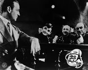 14. Nach langem Suchen hat Dick (Fred Astaire) Jo (Andrey Hepburn) in einer kleinen Kellerkneipe gefunden, wo sie bereits gute Freundschaft geschlossen hat.