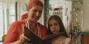 In Gro&szlig;tante Luce (Snježana Sinovčić, links) findet Sofija (Klara Hrvanović, rechts) aber schnell eine Verb&uuml;ndete und schon bald werden die Tage alles andere als langweilig.