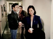 Die Chinesin Lucy mu&szlig; von Nick (Joe Penny, l.) und Murray (Thom Bray) erfahren, da&szlig; ihr Onkel offensichtlich ein Spion war.