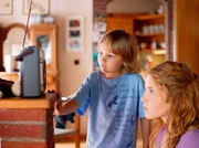 Hannah (Paula Kalenberg) und ihr kleiner Bruder Uli (Hans-Laurin Beyerling) h&ouml;ren nach einem St&ouml;rfall in einem nahe gelegenen Kernkraftwerk die Nachrichten im Radio.