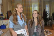 Tanja (Senta-Sofia Delliponti, re.) kann gerade noch verhindern, dass Maren (Eva Mona Rodekirchen) von ihren Reisepl&auml;nen erf&auml;hrt.