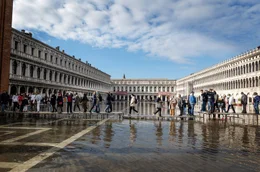 Der Markusplatz w&auml;hrend des j&auml;hrlichen winterlichen Hochwassers "Acqua alta" in Venedig