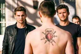 Garrett Foster (Freddie Thorp, l.), Andrew Foster (Scott Eastwood, r.)
