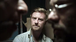 Nikolai (Eric Bouwer) zwischen den Fronten.
