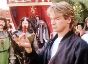 MacGyver (Richard Dean Anderson, re.) entlarvt mit Hilfe seines Taschenmesser einen von Merlins Zaubertricks.