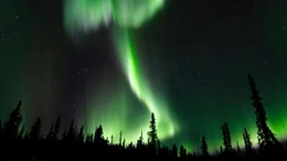 Das Polarlicht (auch: Aurora borealis) entsteht durch das Auftreffen geladener Teilchen des Sonnenwindes auf die Erdatmosph&auml;re.
