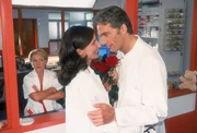 Es ist an Dreistigkeit nicht zu &uuml;berbieten: Nikola (Mariele Millowitsch, li.) muss mit ansehen, wie Dr. Steiner (Bettina Hauenschild) und Schmidt (Walter Sittler) vor ihren Augen flirten. Und Schmidt klaut sogar noch eine Rose aus IHREM Blumenstrau&szlig;!
