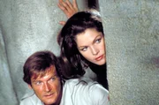 James Bond (Roger Moore), Holly Goodhead (Lois Chiles)
