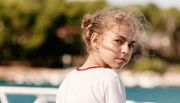 Auf der Insel angekommen scheinen sich Sofijas (Klara Hrvanović) Ferien zu einem absoluten Albtraum zu entwickeln. Ihre &uuml;berbesorgte Oma weicht ihr nicht von der Seite und WLAN gibt es auch nicht.