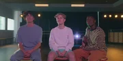 Benoit (&Eacute;tienne Moana, l.) und Jack (Sam Darius, r.) zeigen Finn (Zac Gabriel Werb, M.) alte Fotos und Filme von sich. Sie wollen ihm vor Augen f&uuml;hren, wie gut er tanzen kann und was f&uuml;r ein besonderer Mensch er ist. Finn kann diese Aufmunterung gut gebrauchen.