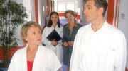 Nikola (Mariele Millowitsch, li.) und Schmidt (Walter Sittler) sind sich das erste Mal einig: Die neue &Auml;rztin Dr. Steiner (Bettina Hauenschild, hi.li.) ist eine Schreckschraube! (hi.re. Petra Zieser als Frau Springer)