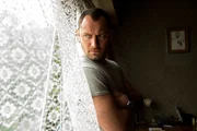 Captain Robinson (Jude Law) im Zimmer eines potentiellen Crewmitglieds. Je weiter und je tiefer die Schatzsuche-Mission geht, desto mehr treten Gier und Rachsucht zwischen den Crewmitgliedern an die Oberfl&auml;che.