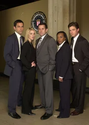 (2. Staffel) - Die Spezialeinheit des FBI f&uuml;r vermisste Personen besteht aus Detective Jack Malone (Anthony LaPaglia, M.), Samantha Spades (Poppy Montgomery, 2.v.l.), Vivian Johnson (Marianne Jean-Baptiste, 2.v.r.), Danny Taylor (Enrique Murciano, l.) und Martin Fitzgerald (Eric Close, r.) ...