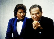 Premier Karpovich (Nehemiah Persoff, r.) vermutet sogar in der G&auml;steseife eine Wanze. Jonathan (Michael Landon, l.) ist sprachlos.