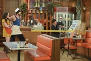 Der neue Geldautomat, den Han (Matthew Moy, 2.v.r.) besorgt hat, bringt eine riesige &Uuml;berraschung f&uuml;r Max (Kat Dennings, l.) mit sich. Caroline (Beth Behrs, r.), Oleg (Jonathan Kite, 2.v.l.) und Earl (Garrett Morris, 3.v.r.) k&ouml;nnen ihren Augen nicht trauen ...