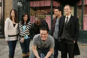 Das Montagsspiel: Robin (Cobie Smulders, l.), Lily (Alyson Hannigan, 2.v.l.), Emmitt Smith (Emmitt Smith, M.), Barney (Neil Patrick Harris, r.), Marshall (Jason Segel, vorne) und Ted (Josh Radnor, 2.v.r.) ...