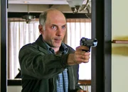 Joe (Dan Castellaneta) taucht pl&ouml;tzlich im Haus von Jack auf und bedroht ihn mit einer Waffe...