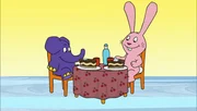 Elefant und Hase freuen sich auf ein Stück Kuchen. Elefant und Hase freuen sich auf ein Stück Kuchen.