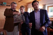 Polizist Mohr (Max M&uuml;ller, M.) zeigt den Kommissaren Stadler (Dieter Fischer, l.) und Hansen (Igor Jeftic, r.) die Tatwaffe.