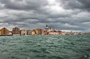 Anl&auml;sslich des 300-j&auml;hrigen Jubil&auml;ums der &bdquo;Vier Jahreszeiten&ldquo; spielen Th&eacute;otime Langlois de Swarte und die Musiker des Ensembles Le Consort das ber&uuml;hmte Werk in Vivaldis Geburtsstadt Venedig.