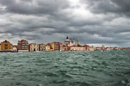 Anl&auml;sslich des 300-j&auml;hrigen Jubil&auml;ums der &bdquo;Vier Jahreszeiten&ldquo; spielen Th&eacute;otime Langlois de Swarte und die Musiker des Ensembles Le Consort das ber&uuml;hmte Werk in Vivaldis Geburtsstadt Venedig.