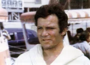 William Shatner als Ward Fowler, ein Schauspieler, der den erfolgreichen TV-Detektiv 'Lucerne' darstellt.