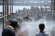 Kinder, die im Vulkanschlamm gespielt haben, müssen mit Hochdruck-Wasser gereinigt werden. Kinder, die im Vulkanschlamm gespielt haben, müssen mit Hochdruck-Wasser gereinigt werden.