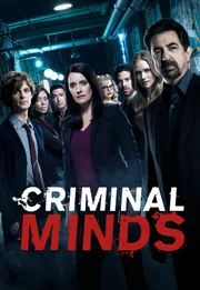 (13. Staffel) - Ein starkes Team, das jeden Serient&auml;ter zur Strecke bringt: Dr. Spencer Reid (Matthew Gray Gubler, l.), David Rossi (Joe Mantegna, r.), Jennifer 'JJ' Jareau (AJ Cook, 2.v.r.), Penelope Garcia (Kirsten Vangsness, 4.v.r.), Dr. Tara Lewis (Aisha Tyler, 2.v.l.), Luke Alvez (Adam Rodriguez, 3.v.r.), Emily Prentiss (Paget Brewster, 4.v.r.) und Matt Simmons (Daniel Henney, 3.v.r.)