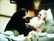 Mrs. Molonovs (Eda Reissmarin, r.) letzter Wunsch ist in Erf&uuml;llung gegangen: Sie hat ihren Sohn (Nehemiah Persoff, l.) wiedergesehen.