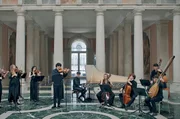 "Der Sommer der &bdquo;Vier Jahreszeiten&ldquo;, aufgef&uuml;hrt im Musiksaal des Ospedaletto, einem Proberaum aus der Renaissance, in dem Vivaldi und seine Ch&ouml;re aus verwaisten M&auml;dchen der Piet&agrave; probten