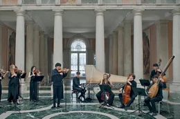 "Der Sommer der &bdquo;Vier Jahreszeiten&ldquo;, aufgef&uuml;hrt im Musiksaal des Ospedaletto, einem Proberaum aus der Renaissance, in dem Vivaldi und seine Ch&ouml;re aus verwaisten M&auml;dchen der Piet&agrave; probten