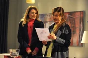 Uschi findet mit einem Bild von Baby Franzi das richtige Argument, um die entt&auml;uschte Trixi doch noch als Patentante zu gewinnen. Von links: Uschi Guggenmoser (Silke Popp) und Trixi Preissinger (Doreen Dietel).