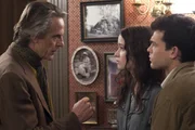 Onkel Macon (Jeremy Irons, l.) bleibt nichts anderes &uuml;brig, als Lena (Alice Englert, M.) und Ethan (Alden Ehrenreich, r.) die Wahrheit zu sagen: Ein Vorfahr von Ethan war in die Ahnin von Lena verliebt; und als dieser erschossen wurde, setzte die Frau einen verbotenen Zauber ein, um ihn ins Leben zur&uuml;ckzuholen. Dabei verlor sie ihre Seele und seitdem lastet ein Fluch auf der Familie ....