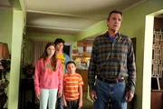 Mike (Neil Flynn, r.), Axl (Charlie McDermott, 2.v.l), Sue (Eden Sher, l.) und Brick (Atticus Shaffer, 2.v.r.) sind irritiert, dass Frankie ein paar Tage bei ihrer Mutter verbringen will. Was haben sie falsch gemacht?