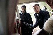 Ellis (Sharon D Clarke) und Harper (Andrew Gower) untersuchen das Wohnmobil, mit dem das tote Paar unterwegs war.
