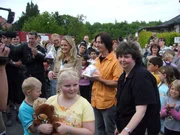 Silke (re.) und ihre beiden Kinder werden nun gleich ihr neues 'Zuhause im Gl&uuml;ck' betreten. Eva Brenner, John Kosmalla und das ganze Team hat wieder einmal einzigartiges geleistet.